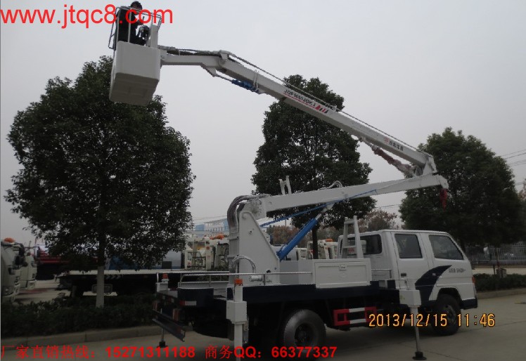 江玲14米登高車(國(guó)四)用江鈴底盤(pán)加裝上裝部分而成;液壓式三節(jié)折疊臂,最大作業(yè)高度14米,作業(yè)輻度5.7米; 采用國(guó)產(chǎn)、進(jìn)口換向閥及液壓油缸,換向平穩(wěn),操作靈活方便;隨車安裝四個(gè)液壓支腿,以保證整車在操作時(shí)的穩(wěn)定性與安全性;支腿與工作臂互鎖,安全可靠,防止誤操作過(guò)位.
